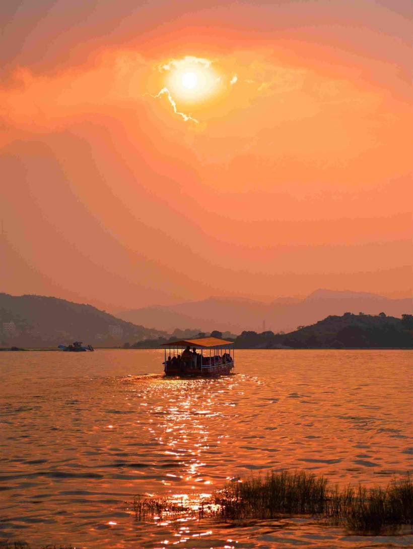 boat-in-lake-pichola-on-sunset-udaipur-rajasthan-2026-01-05-06-00-27-utc_11zon
