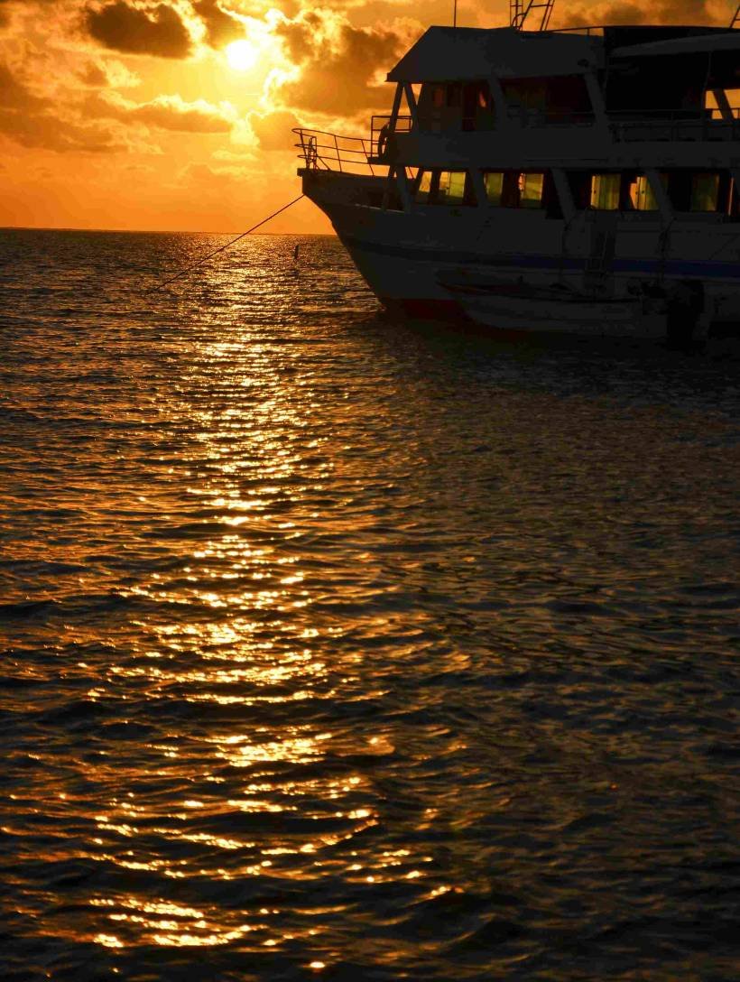 vertical-view-of-a-boat-in-the-caribbean-at-sunris-2026-01-11-09-44-43-utc_11zon
